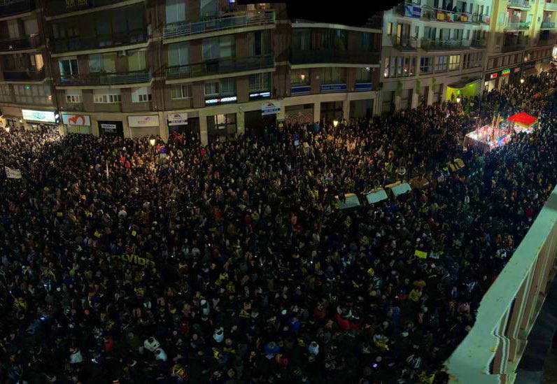 AlexDominguezTW's tweet photo. 🦇 Más de 25.000 personas fuera de Mestalla. Mucha más gente fuera que dentro. Esa es la imagen. ¡HONOR! https://t.co/lR1dRwKtOi