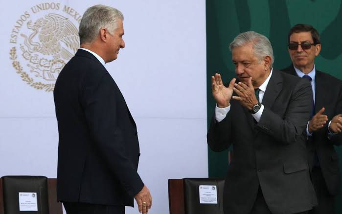 PiperThread's tweet photo. Andrés decide darle la máximo condecoración humanista mexicana a una persona que mantiene a millones de personas en la pobreza extrema.

Por si tenían duda del tamaño de la incongruencia de este presidente. https://t.co/XAgDro4gjU