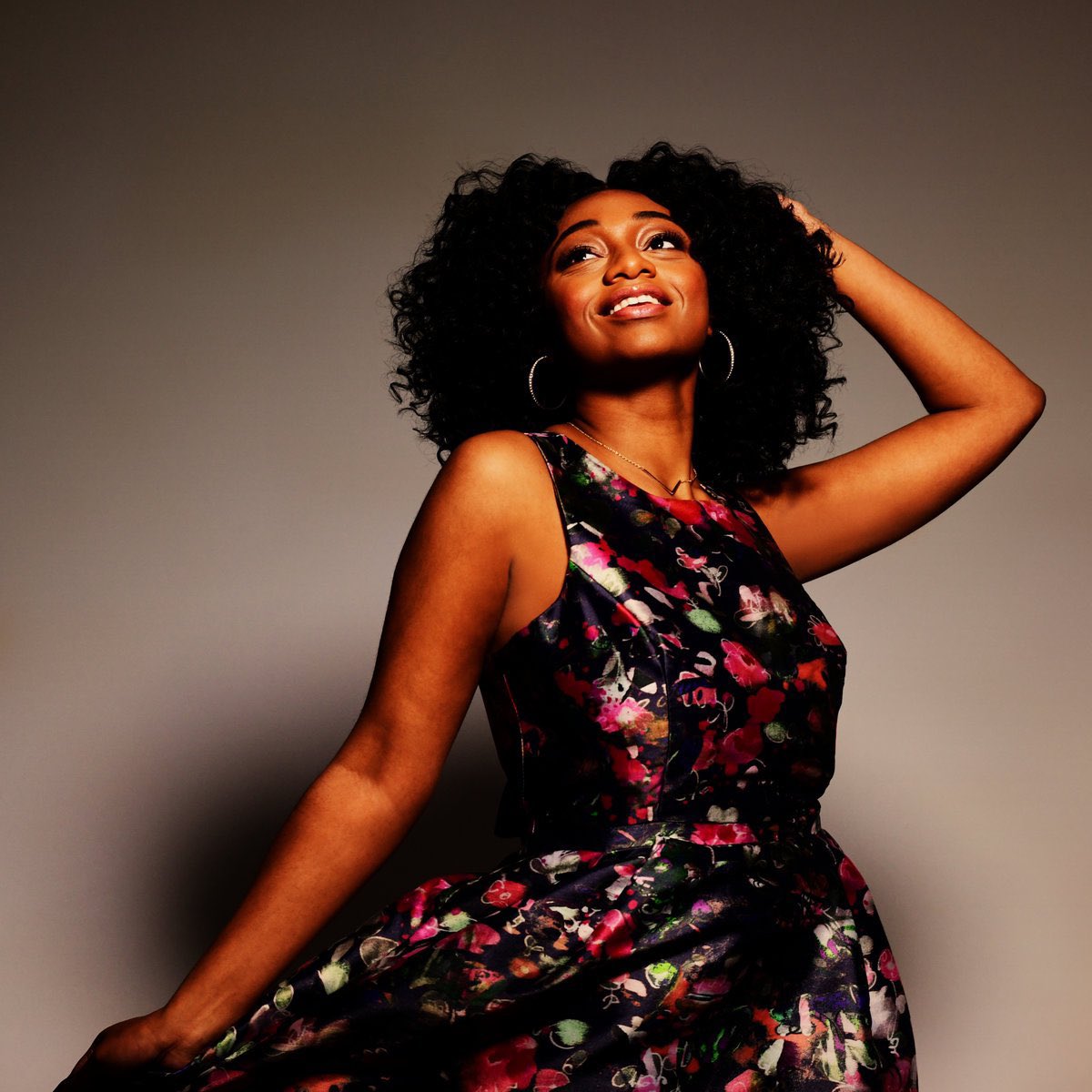 RedeAnittaBRs's tweet image. "Tem uma galera que gosta de sabotar um pouquinho meu trabalho e fazer parecer que meus fãs fazem certas coisas, a gente já está de olho neles faz um tempinho" — Anitta sobre os ataques à Samara Joy na internet, em coletiva de imprensa.