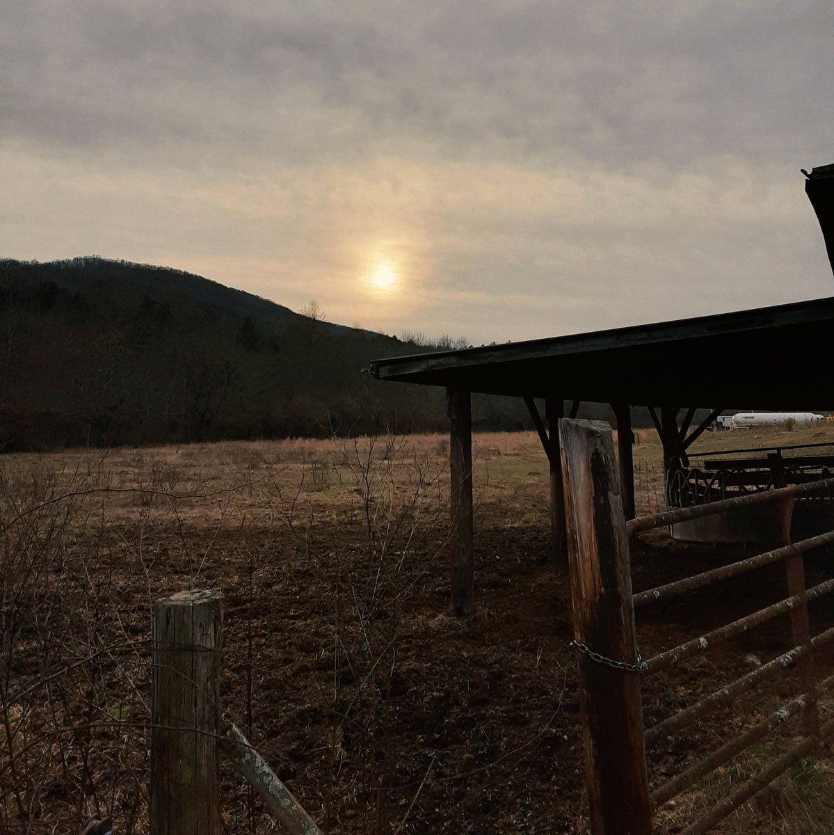 MotivateMultim1's tweet photo. Recent trip to the North Georgia mountains proved relaxing as always. Had to capture this moment as the sun was setting. #nofilter #success #nature #passion #love #motivatemultimedia #theJOURNEY #photo #photography #stable #sunset #inspiration #travel https://t.co/9809TD17da