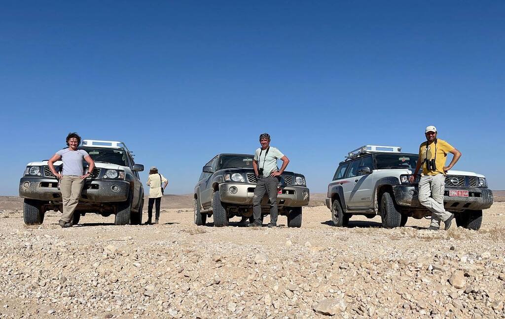 Een na laatste dag Oman

Met nog 1 volle dag op de klok rijden we vandaag een rondje via noord west. We zoeken de zijdestaart, een van de moeilijkst vindbare vogels in Oman. We zijn eerst 150 kilometer onderweg voor we kunnen gaan zoeken. Na 2 uur geven … instagr.am/p/CoiIuF_LH1P/