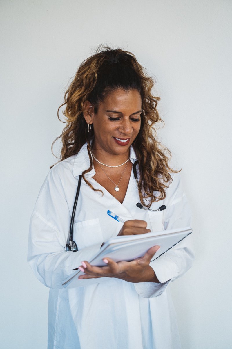 Hoy se celebra el #DíaInternacionalDeLaMujerMédica, en honor a Elizabeth Blackwell, la primera mujer que logró graduarse como médica en el mundo y ejercer la profesión.

Gracias a todas nuestras médicas por cuidar las vidas de tod@s y por hacer de este un mejor país.