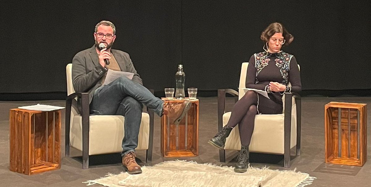 xxarbau's tweet photo. Aquesta tarda-vespre hem fet l'últim acte de l' #anyFuster, amb una obra del Lluís-Anton Baulenas i una conversa amb la @martaroqueta, sobre els plantejaments de Fuster i la seva connexió amb les lluites d'avui.
#debat #anàlisi #crítica #autocentrament
#Maçanetéscultura https://t.co/cxdtSP6H88