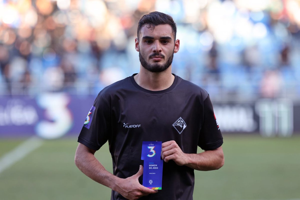 academicaoaf's tweet photo. 𝗩𝗮𝘀𝗰𝗼 𝗚𝗼𝗺𝗲𝘀 foi considerado o melhor jogador em campo frente ao LGC Moncarapachense 🏆
#PuroFutebol #AACLGCM https://t.co/gemxv0ZJKa