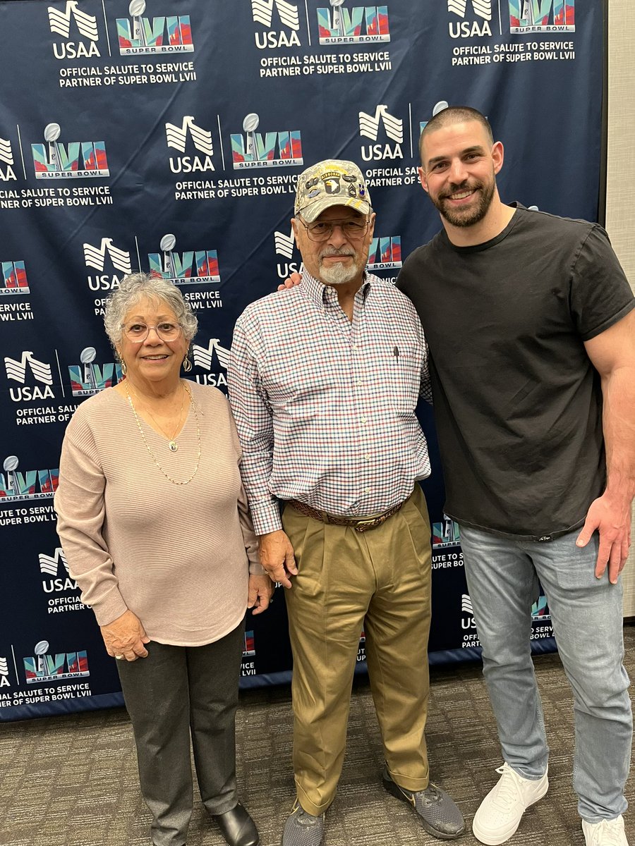 Honored to meet military, veterans & their families @USAA’s #SaluteToService Lounge for #SBLVII weekend. Finally met @USArmy Vet Johnny Velasquez too, and glad to get you 2 tix to the game thanks to USAA & the 101st Airborne Division Association #USAApartner
