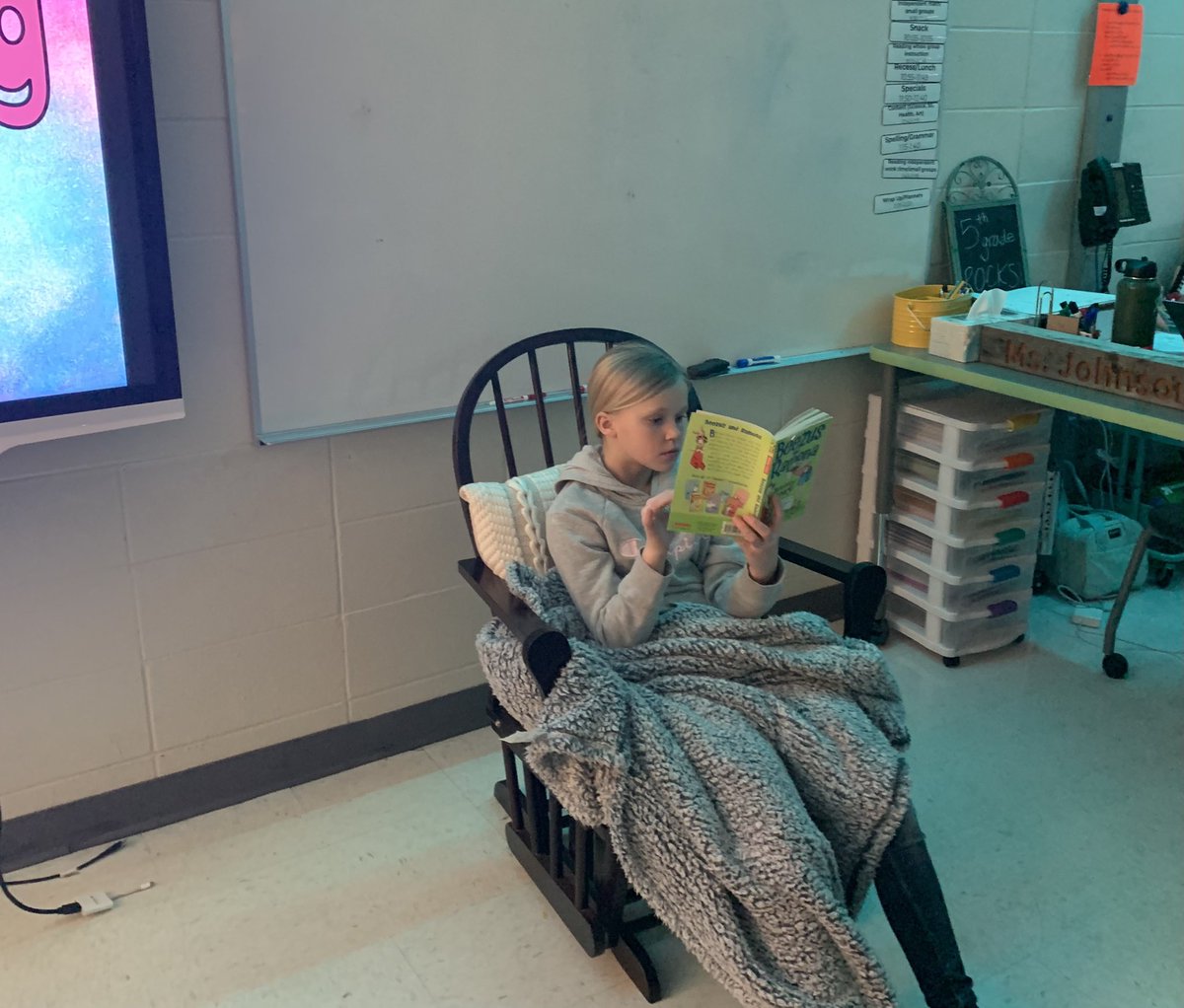 MsJohnsonMESI's tweet photo. Nothing better than cozying up next to a good book! #flashlightreading #theMESway https://t.co/lzt4NWpUTt