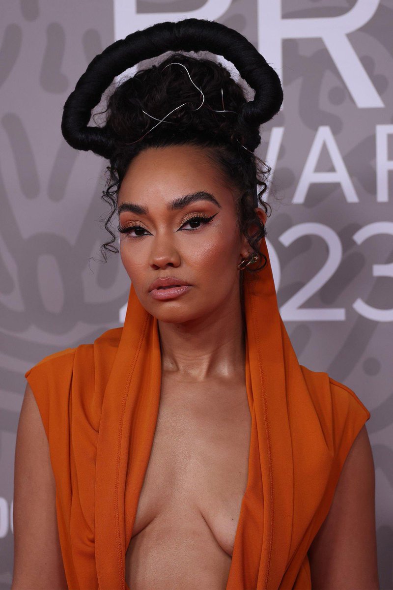 WarnerMusicUK's tweet image. The gworls are OUT and lighting up the #BRITs red carpet 😍✨