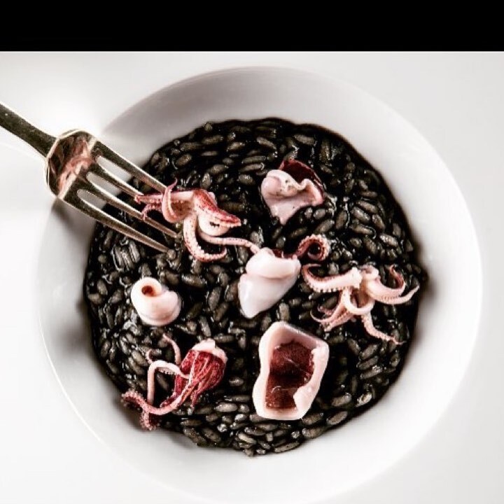 risoacquerello's tweet image. L’#Acquerello di @paololavezzini #risotto #inchiostro #stracciatella #calamari #eccellenzeitaliane
#risoacquerello #risottoacquerello #risottolover #risottonero instagr.am/p/CoiOldrMZCF/