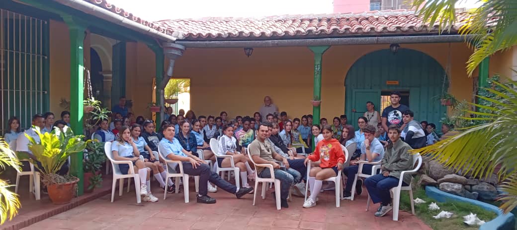 #CiegodeAvila, Jóvenes de los preuniversitarios avileños La Edad de Oro y Che Guevara, con sus profesores y bibliotecaria, intercambiaron con el Profesor Ángel Cabrera, Historiador de la Ciudad, en el Museo Provincial .  Jovenes en Revolución! #LatirAvileño #CubaViveEnSuHistoria
