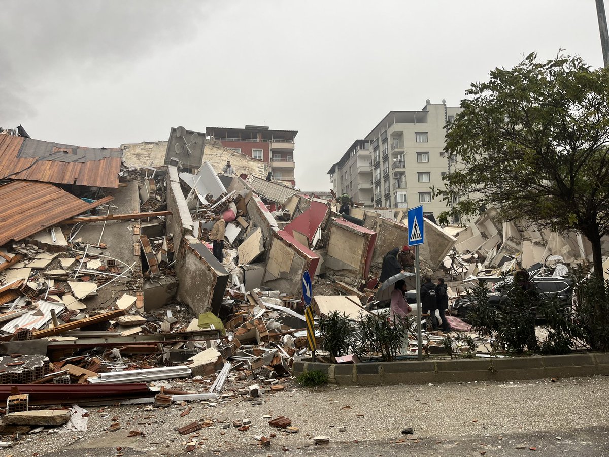 Alikrmz3's tweet photo. Cebiniz dolsun diye yaptığınız ve izin verdiğiniz çürük binalar için hakkımızı helal etmeyeceğiz! #Hatay https://t.co/exWNfGffnw