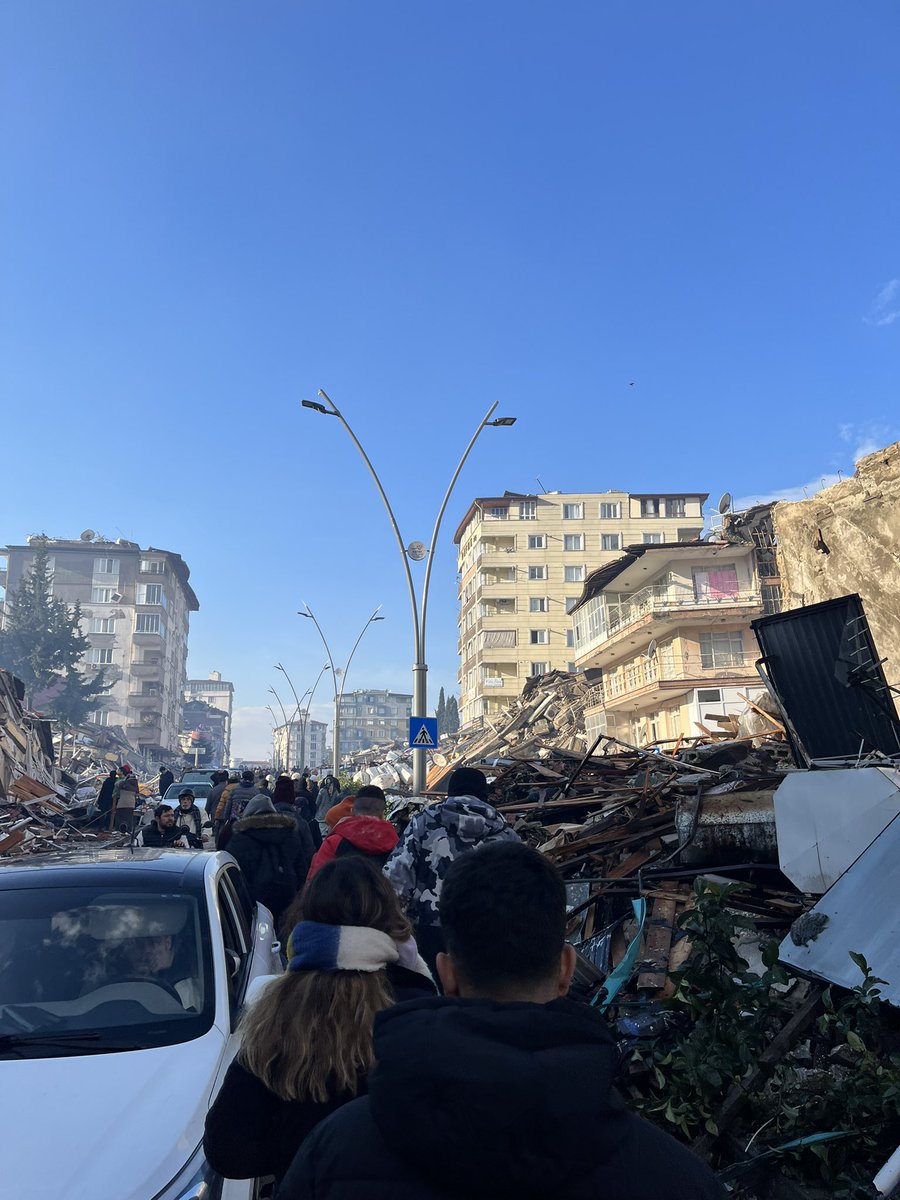 Alikrmz3's tweet photo. Cebiniz dolsun diye yaptığınız ve izin verdiğiniz çürük binalar için hakkımızı helal etmeyeceğiz! #Hatay https://t.co/exWNfGffnw