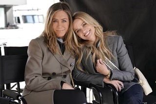 aniston_br's tweet photo. “Feliz aniversário, Jennifer Aniston! Que presente poder trabalhar com minha irmã mais velha todo dia em The Morning Show. Você sempre dá os melhores conselhos e interminável AMOR e apoio.”

© Reese Witherspoon | Instagram https://t.co/VY5wtYLy7B