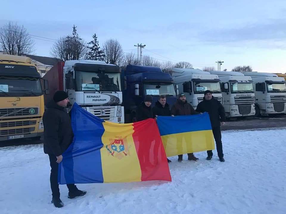 HetmanXIII's tweet photo. Финальный аккорд: конвой гуманитарной помощи для 🇺🇦, от ушедшего в отставку правительства 🇲🇩. 16 грузовиков с лекарствами, вещами первой необходимости, матрасами, одеялами, палатками, и самое главное – оборудованием, которое крайне необходимое для восстановления энергосистемы. https://t.co/cg7fmLF8Sz