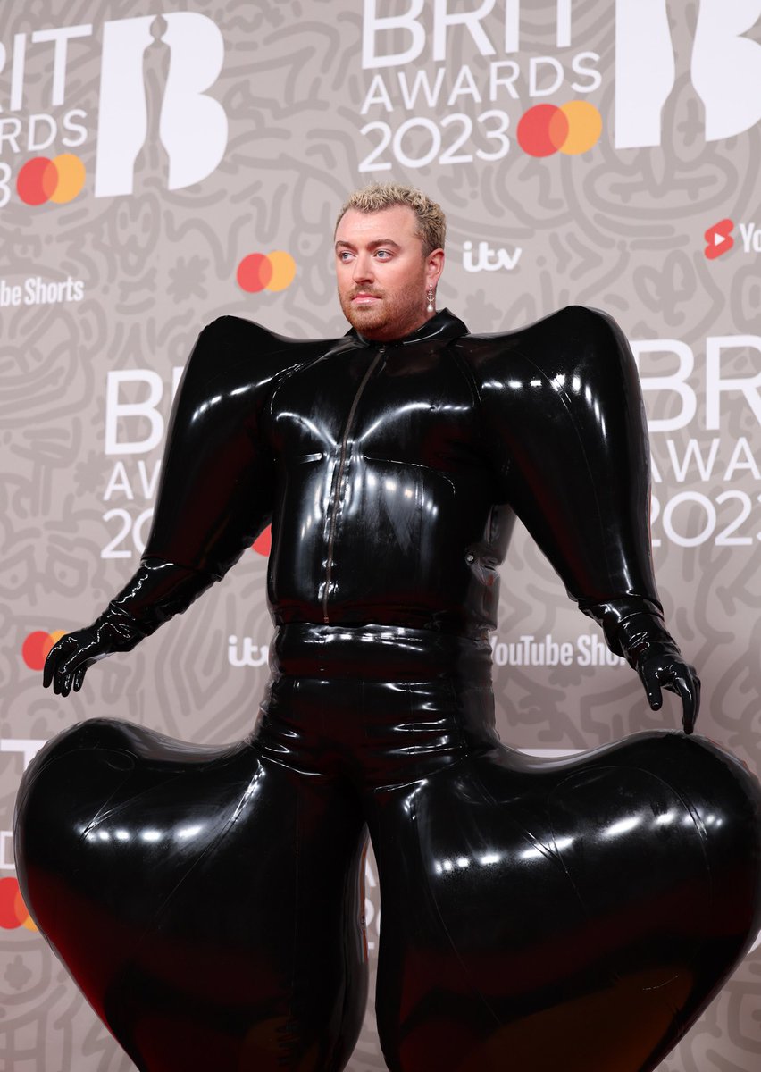 samsmith's tweet photo. Brits 2023 🖤

Outfit by HARRI and custom @MaisonValentino by Pierpaolo Piccioli
#BRITs @BRITs https://t.co/FWdMNwrWFc