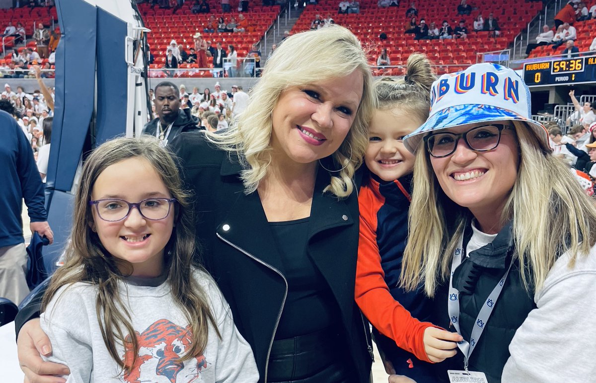KendraWillardAU's tweet photo. Got to introduce my girls to this awesome person. 

Thankful for women like @sportsiren 💙 https://t.co/EVH799zUhH