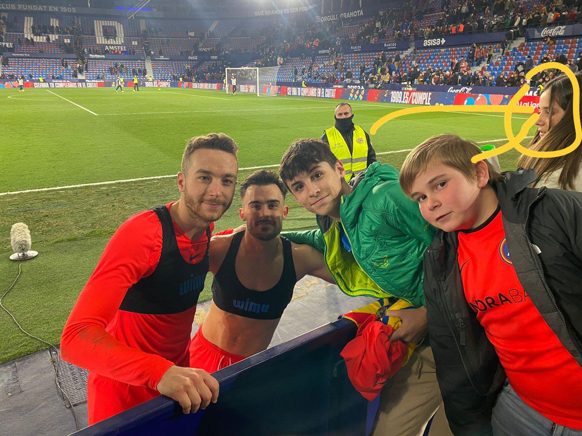 GON_078's tweet photo. @CarlosAyats Clavao!!
Felicidades! He intentado acercarme a las cabinas al final del partido pero no me han dejado los de seguridad…
Estabamos haciendonos fotos con los jugadores… https://t.co/X0JLy5dLFu