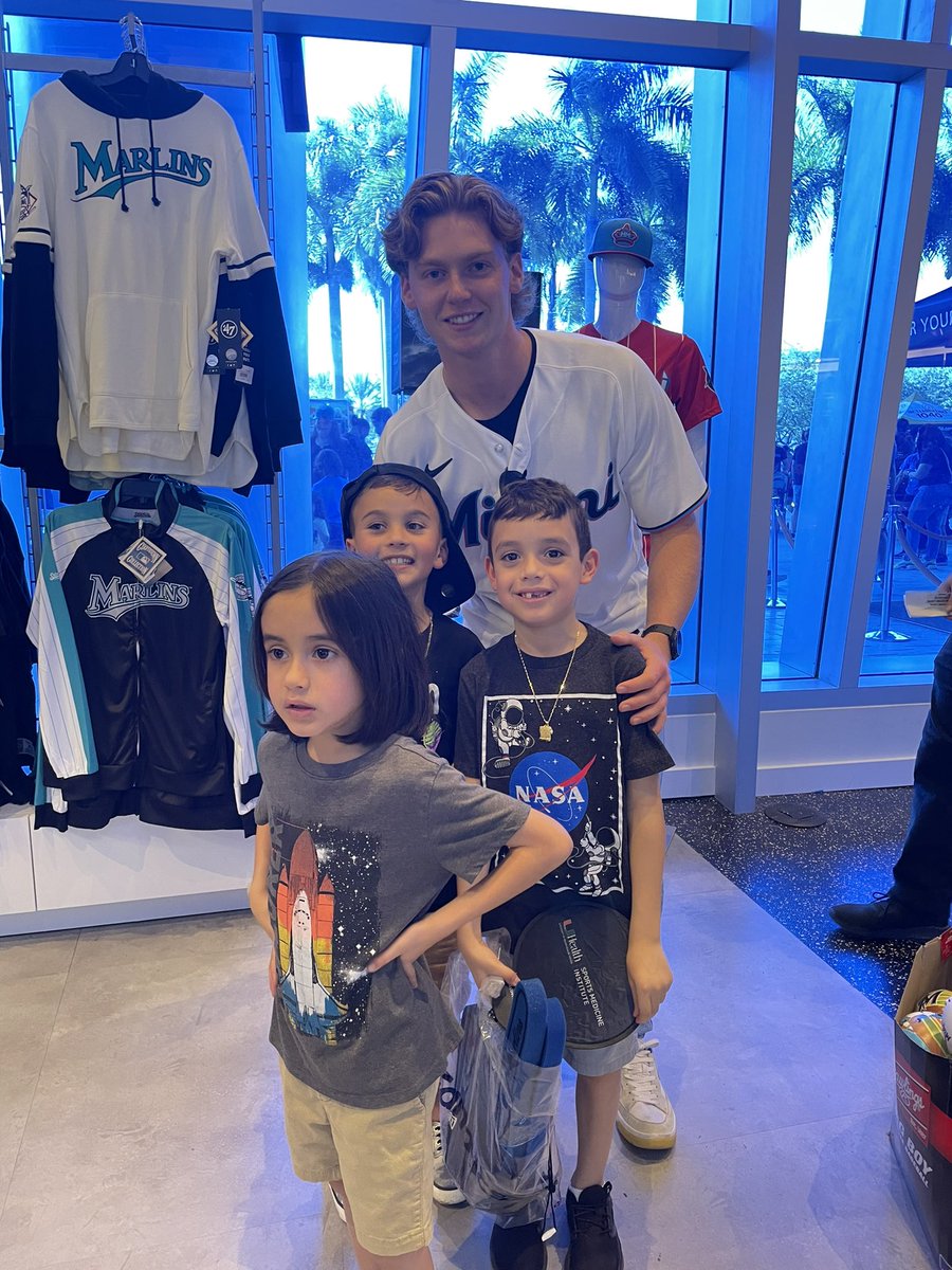 #makeitmiami <a href="/Marlins/">Miami Marlins</a> hanging with Max!