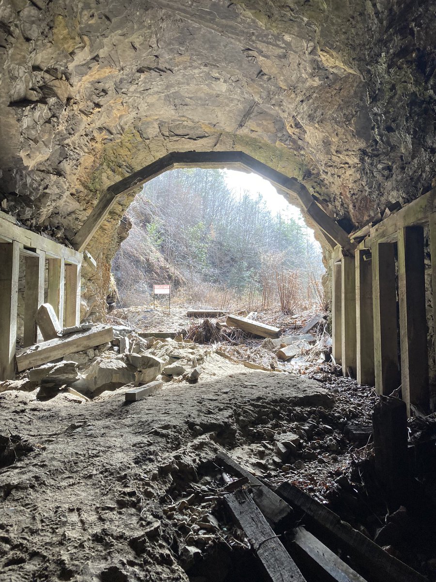 JosephB4U2C's tweet photo. Explored an abandoned train tunnel that went through Pine Mountain connecting Jenkins Ky to Pound Va. https://t.co/i9cKJaCLa0