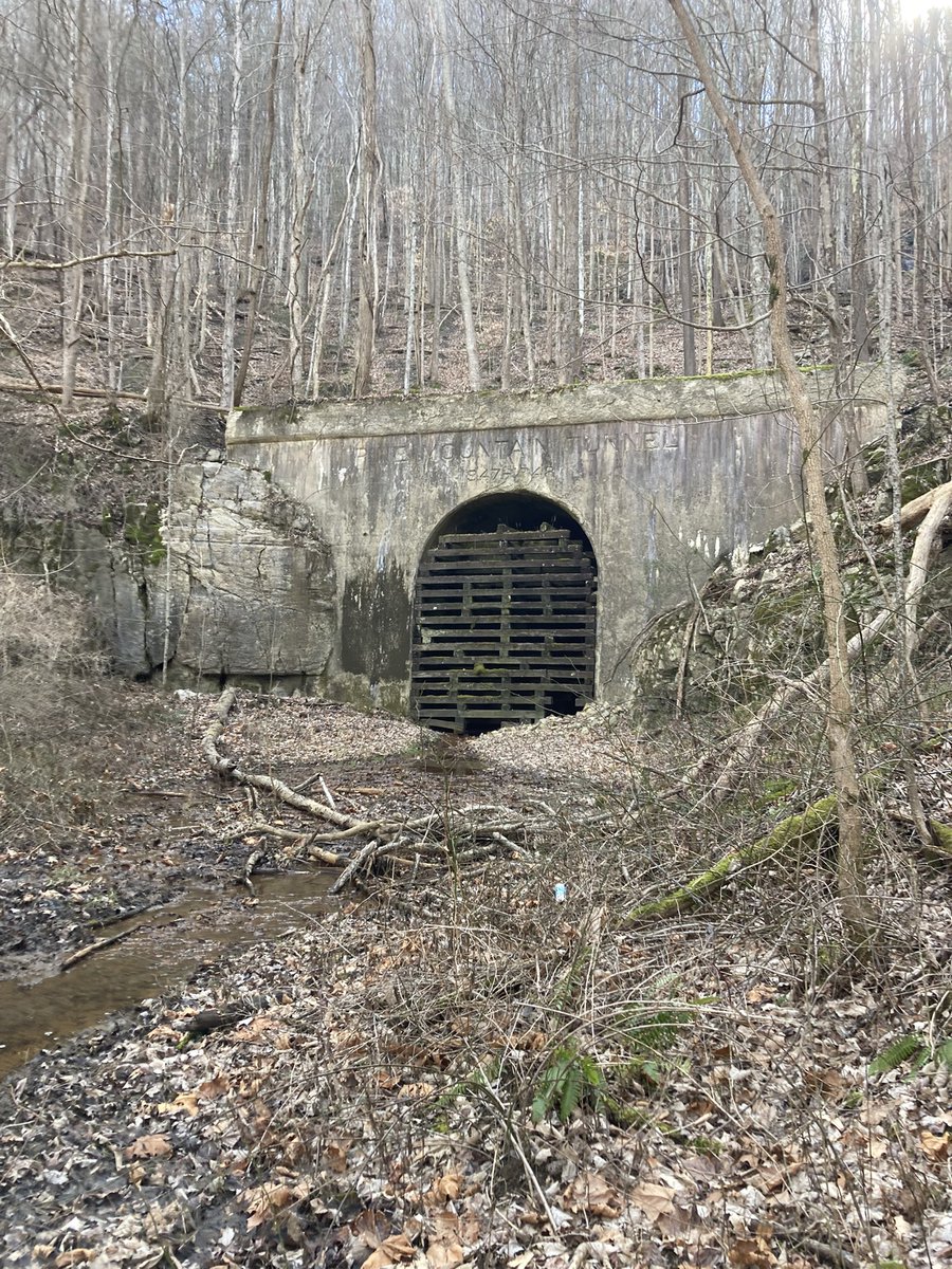 JosephB4U2C's tweet photo. Explored an abandoned train tunnel that went through Pine Mountain connecting Jenkins Ky to Pound Va. https://t.co/i9cKJaCLa0