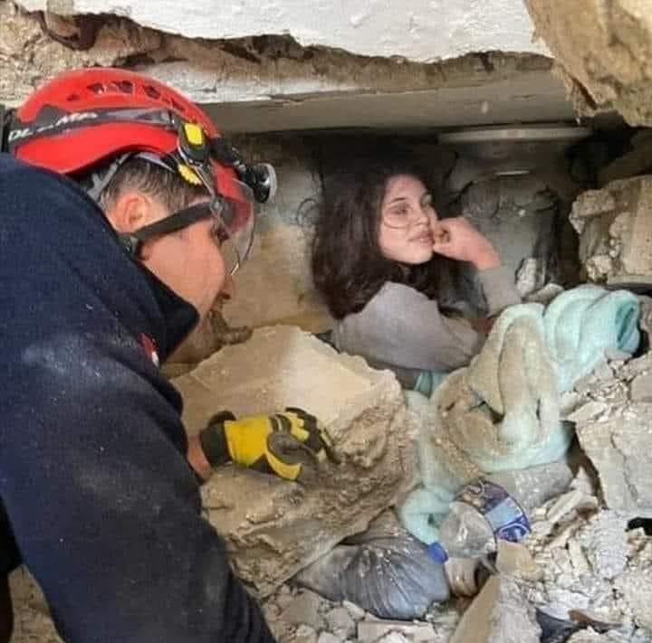 kalbimizege's tweet photo. Genç bir kızın enkaz altındaki rahat bekleyişi görenleri biraz gülümsetti.... https://t.co/lpweqf7rEj