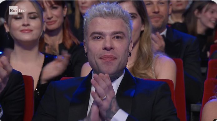 alexwysedimples's tweet photo. VI PREGO TROVIAMOCI QUALCUNO CHE CI GUARDI E CI SUPPORTI COME FEDEZ GUARDA E SUPPORTA CHIARA #Sanremo2023 https://t.co/fykXPPJOz7