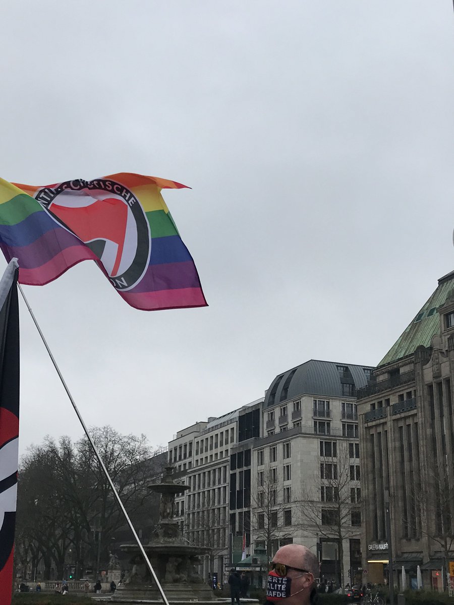 LoveGuerillero's tweet photo. ❤️🖤#dus1102  #Düsseldorf  #KeineFriedenMitRechts ( im Hintergrund Schwurbel in Polizeimaßnahme wegen zeigen des ,,Hitlergrußes“zweimal) https://t.co/2kN0JsfBl1
