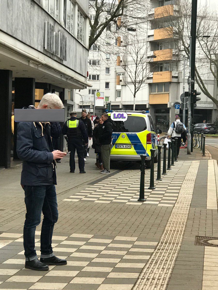 LoveGuerillero's tweet photo. ❤️🖤#dus1102  #Düsseldorf  #KeineFriedenMitRechts ( im Hintergrund Schwurbel in Polizeimaßnahme wegen zeigen des ,,Hitlergrußes“zweimal) https://t.co/2kN0JsfBl1