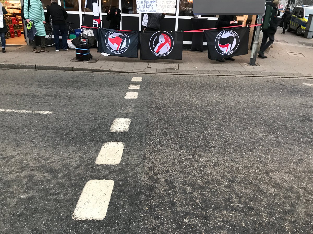 LoveGuerillero's tweet photo. ❤️🖤#dus1102  #Düsseldorf  #KeineFriedenMitRechts https://t.co/h0Re19Uxil