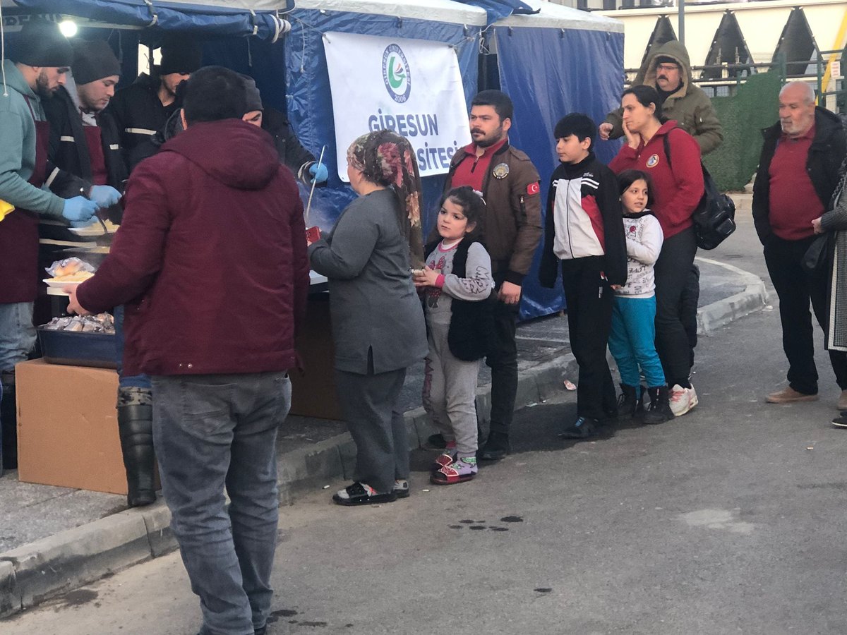 YemecanCan's tweet photo. Üniversitemiz depremzede kardeşlerimize Gaziantep'te sıcak  yemek hizmeti vermeye başlamıştır. Katkı verenlere gönülden teşekkür ediyorum. https://t.co/ThzunnPJnA
