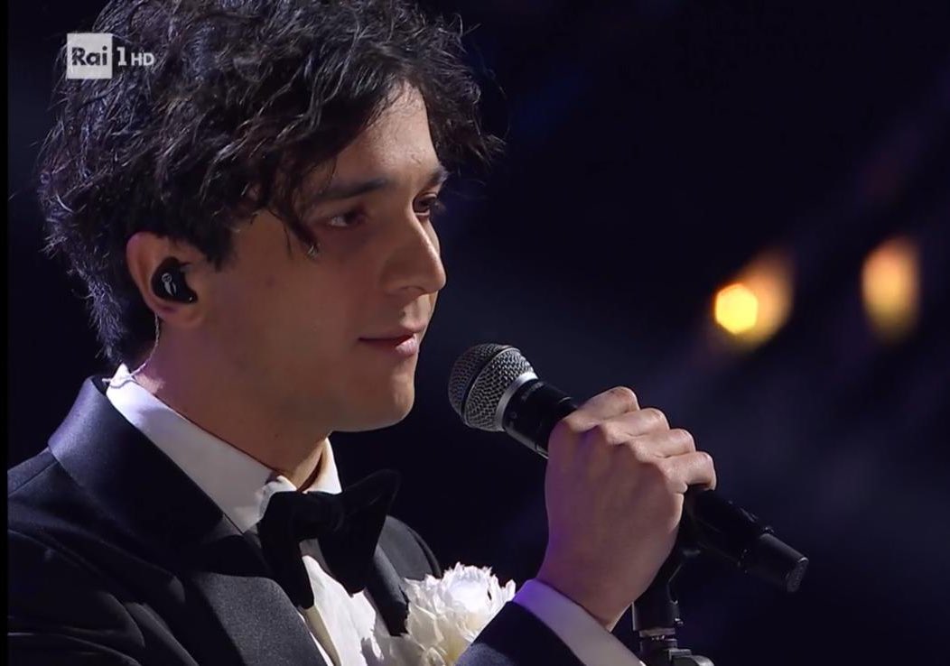 Daninseries's tweet photo. Tananai è cresciuto tantissimo in un anno e si è dimostrato un cantante capace di portare allegria ma anche una profondità unica. #Sanremo2023 https://t.co/GXGr8WRd2V