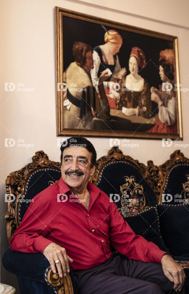 UĞRUNDA ÖMRÜMÜN HER ANI BİTSE DE
YALNIZ SENİ SEVECEĞİM, DÜNYA BANA GÜLSE DE
BEN KADERE İNANMAM, BU AYRILIK KADER DEĞİL
RUHUM SENİ SARACAK, BEDENİM TÜKENSE DE

#hakkıbulut