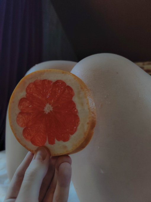 Would you lick grapefruit juice off of me, #daddy? 👅😫  More photos like this in my insta and onlyfans<a href="/tag/daddy"class="tags">#daddy</a>