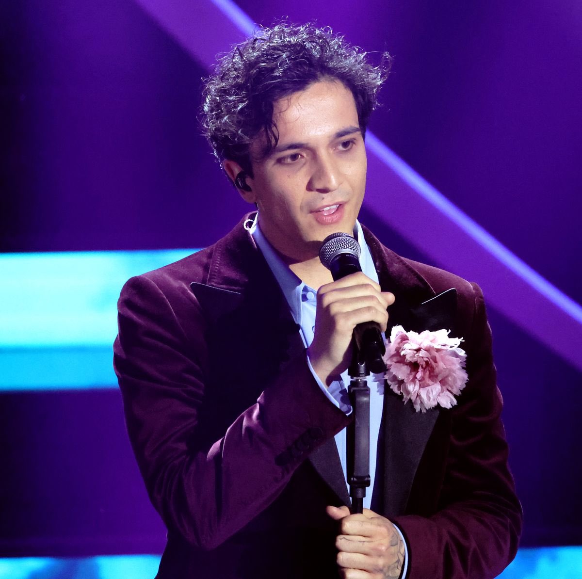 l’evoluzione in un solo anno di questo ragazzo è qualcosa di stupendo, e non parlo del genere musicale so bene che ha iniziato già questo tipo di canzoni da giugno e saturnalia, parlo proprio del riscatto sociale a sanremo, grande tananai sei il vincitore morale #Sanremo2023