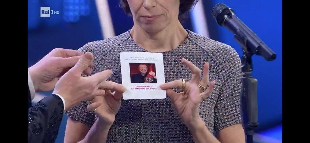 aleferaz's tweet photo. GIORGIA CON L’AMULETO DI AMADEUS DEL FANTASANREMO QUESTA REGINA 💀💀💀 #Sanremo2023 https://t.co/daYpg3WbPA