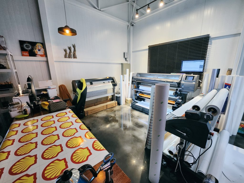 아이맥 너무 느려서 퇴출
집에서 놀던 컴터로 교체
아이맥 보다가 일반 모니터 보니
눈썩는다 ㅜㅜ 도트가 보일듯
아이맥 모니터는 정말조아 ㅡ ㅅ ㅡ
최적화 완성 !!