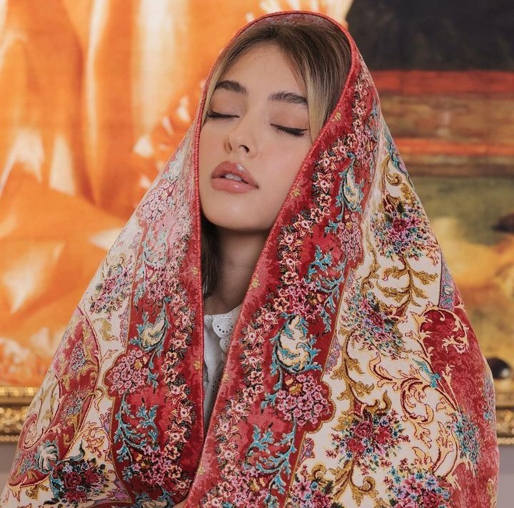 Mojdehk2's tweet image. باورتون میشه این عکسا تبلیغ فرشه؟ شما فرش خونتونو میکشید رو سرتون عکس می گیرید؟
کاملا استفاده ابزاری از زن هست متاسفانه!