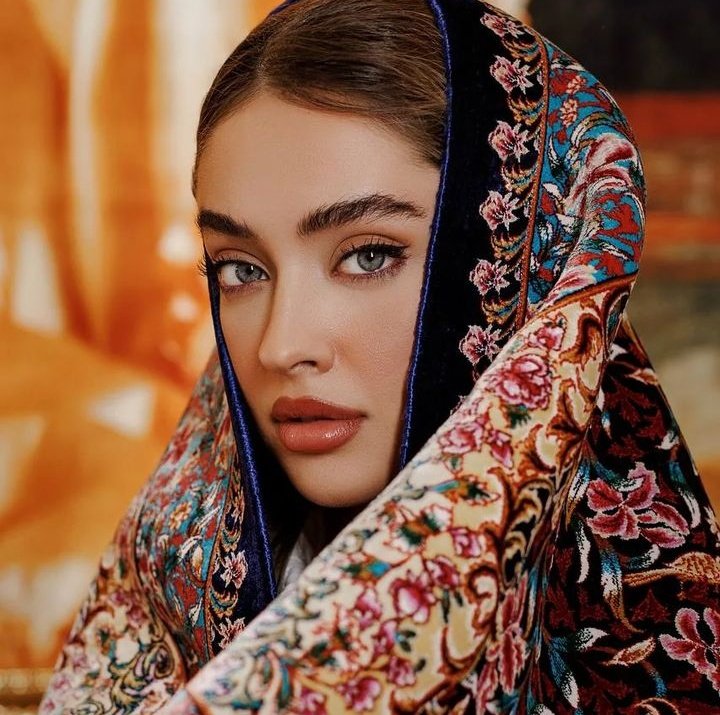 Mojdehk2's tweet image. باورتون میشه این عکسا تبلیغ فرشه؟ شما فرش خونتونو میکشید رو سرتون عکس می گیرید؟
کاملا استفاده ابزاری از زن هست متاسفانه!