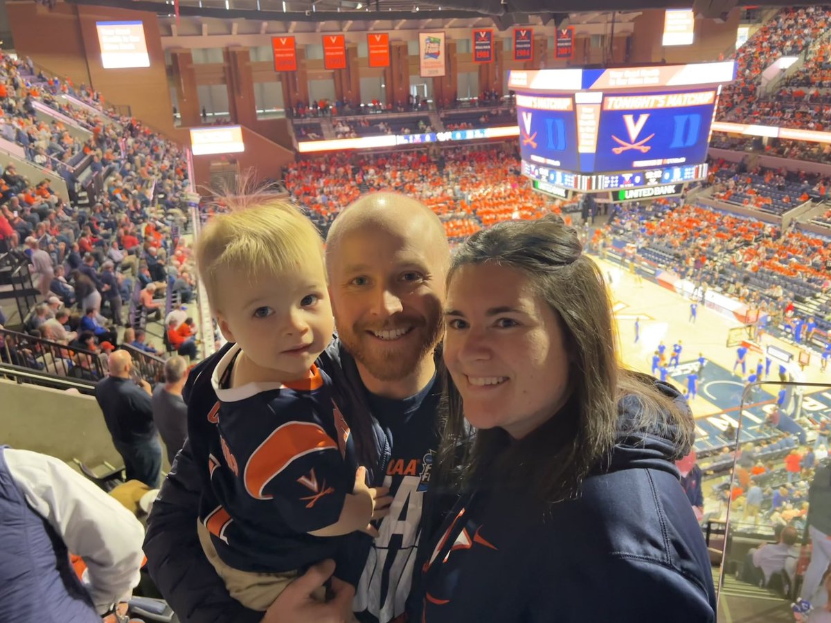 WigginsjbMD's tweet photo. First basketball game for our littlest hoo! #gohoos https://t.co/zOvl1NMXuu