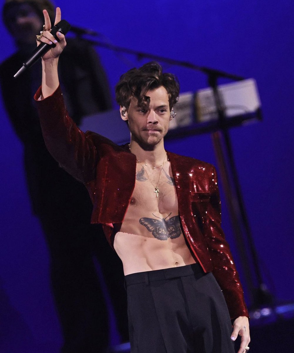 ASlTWASSTYLES's tweet photo. MAN HES FIT https://t.co/8BGZo6VjXV