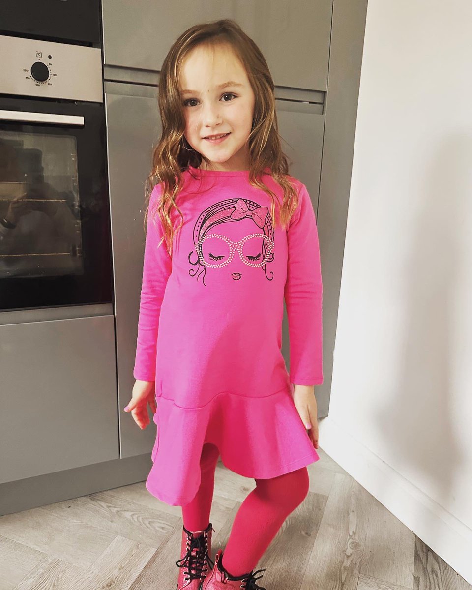“Mum can you curl my hair for Mya’s party please?” 
Imagine when she’s 18 🤦‍♀️💗 #nancyjean #partyready #girlwiththecurls