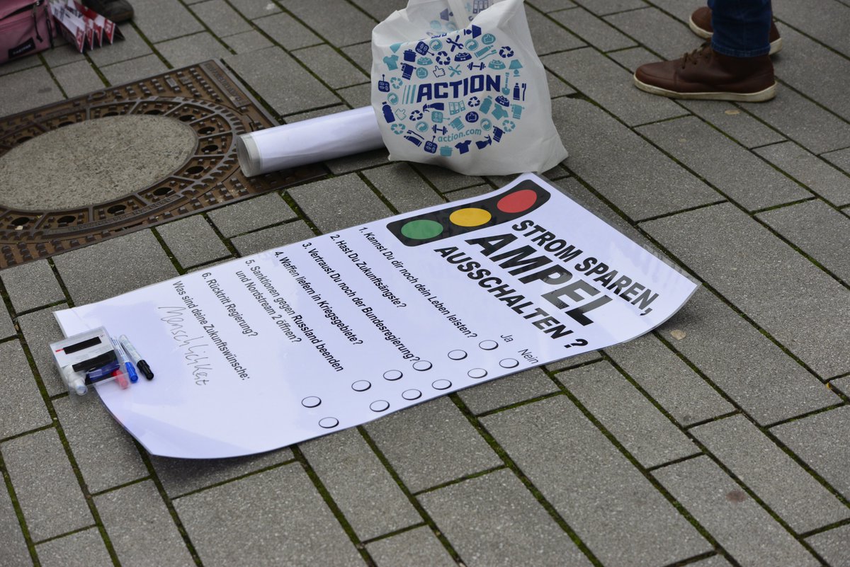 Alerta0211's tweet photo. #dus1102: Oder eine rechts-offene "Friedensdemo" des "Friedensbündnis NRW" zog durch #Düsseldorf: In der Spitze nahmen bis zu 250TN aus den Spektren "Friedensbewegung", dem der rechten "#Querdenker" und "Team Todenhöfer" teil. Organsiert ist das Bündnis von Jürgen S. us MG. https://t.co/6JtnfSQuSn