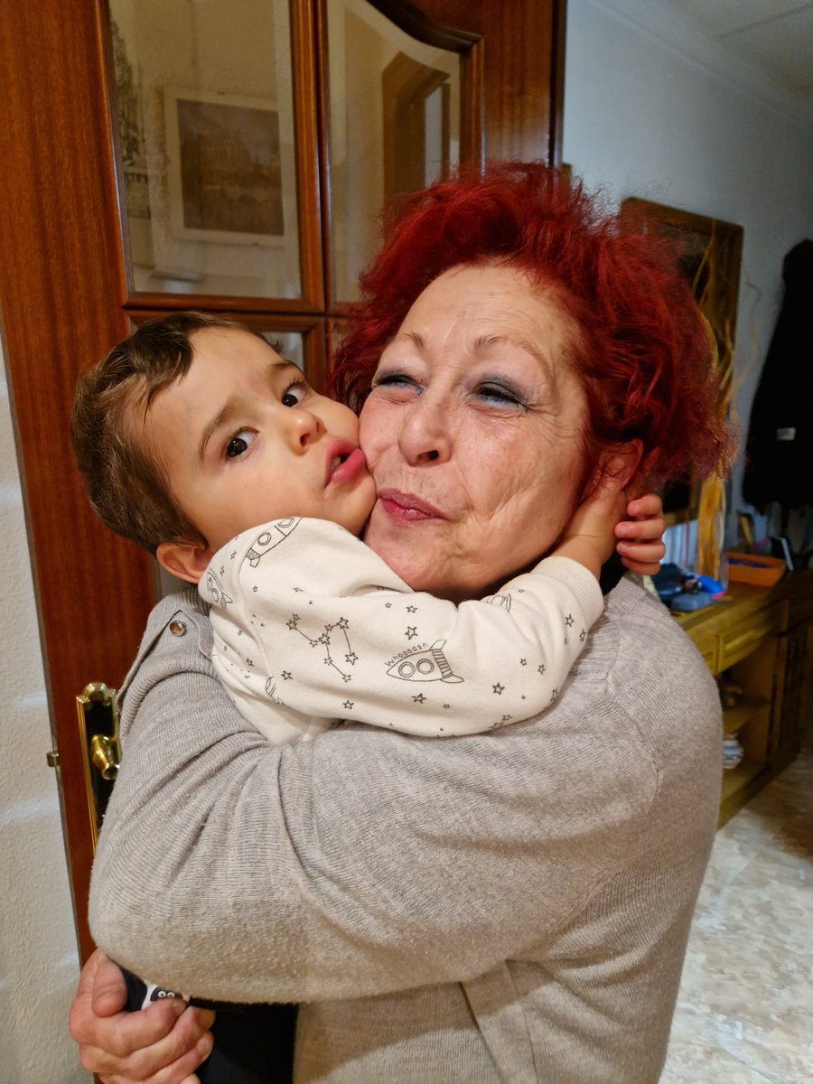 Desicaved_13's tweet photo. Abuela de 4 nietos humanos y uno perruno. Amor incomparables, pero ella da el máximo a todos ellos siempre ❤️ https://t.co/xbFYgXcofb
