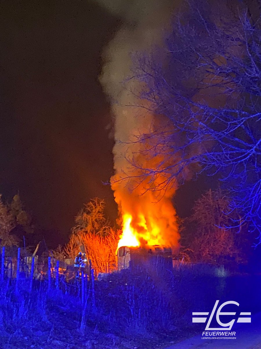 FeuerwehrLE's tweet photo. Aktuell löschen wir den Brand eines Bauwagens auf einem Gartengrundstück im Ortsteil Echterdingen.
#WirFürLE
#FreiwilligStarkFürLE
#LE112 #112live ^cz https://t.co/C7NduQvikN