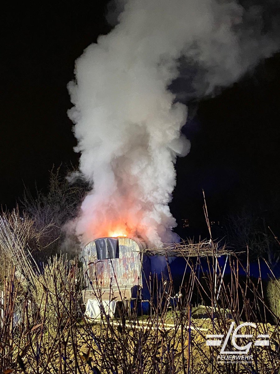 FeuerwehrLE's tweet photo. Aktuell löschen wir den Brand eines Bauwagens auf einem Gartengrundstück im Ortsteil Echterdingen.
#WirFürLE
#FreiwilligStarkFürLE
#LE112 #112live ^cz https://t.co/C7NduQvikN