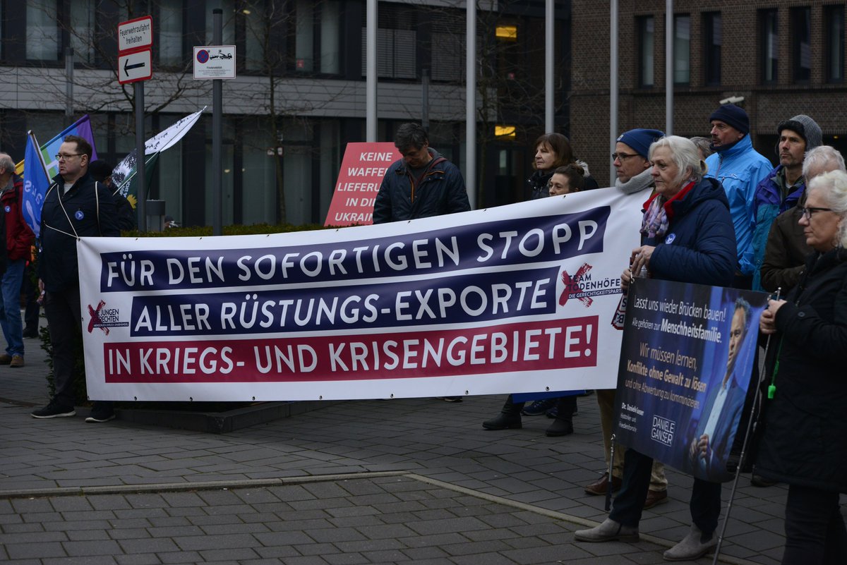 Alerta0211's tweet photo. Bei #Rheinmetall angekommen, fand eine Zwischenkundgebung statt, auf der Mona A. und Michael A. von "die Basis" Redebeiträge abhielten. A. fabulierte dabei von "gleichgeschalteten Medien". Außerdem beteiligte sich der Aktivist Philip S. aus #Köln. #dus1102 https://t.co/lkBa748Pf1
