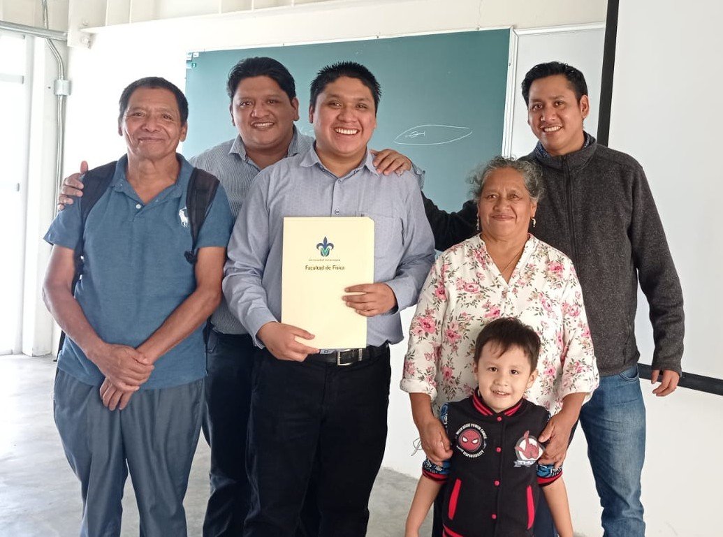 de_optica's tweet photo. Felicidades a Esteban de Jesús H. V. Por la presentación de su tema de investigación el pasado 19 de Noviembre de 2022, y así, lograr su grado de licenciatura en física.
Dentro del proyecto: *Análisis de Datos provenientes de un Tomógrafo Óptico Coherente tipo SR-OCT*. https://t.co/vB5CVku9Z9