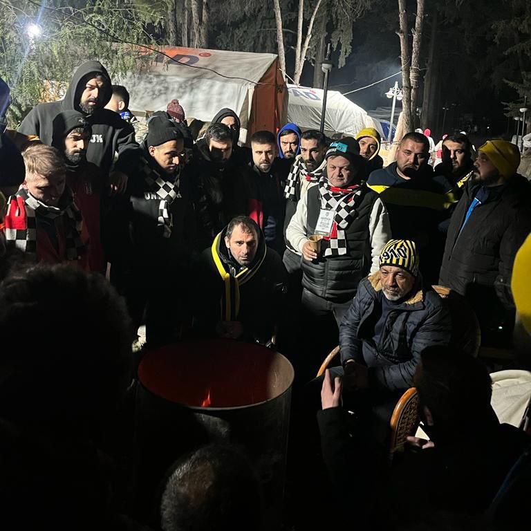 Beşiktaş, Ankaragücü ve Fenerbahçe taraftarı Hatay'da bir arada. Rönesans tablosu.. 👀