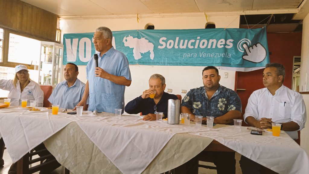 EddyjoseR's tweet photo. Gran visita  del Doctor Claudio al Estado Anzoátegui,seccional 3 puerto la cruz ,gran explicación del rumbo exacto que queremos y con mucha coherencia,un mensaje claro ,sin gallo tapado .... https://t.co/tyXBIUsEv7