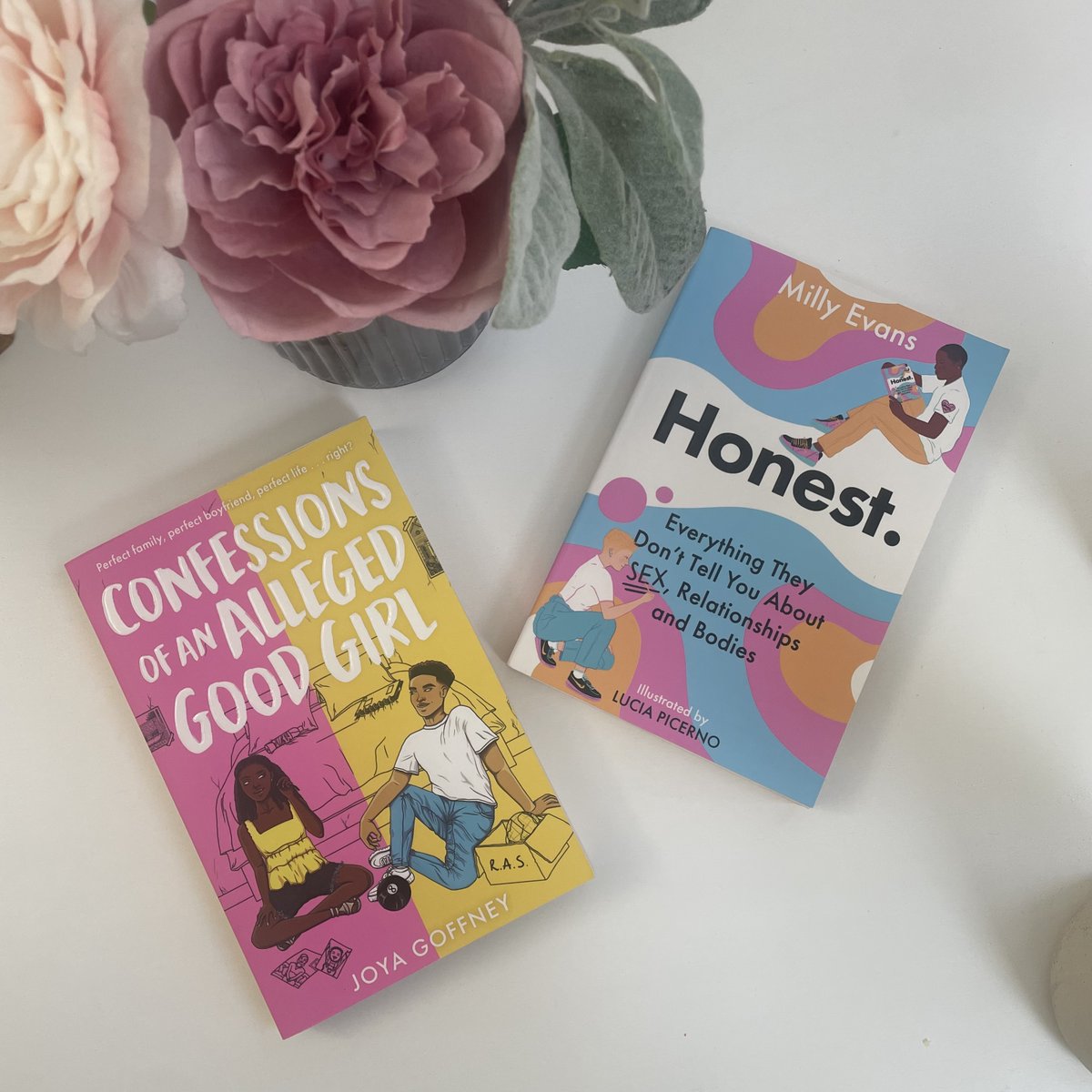 HotKeyBooks's tweet photo. Let's talk about S E X ๐
It's tough to find healthy representation of sex in YA, but #ConfessionsofAnAllegedGoodGirl by @Joya_Goffney and #HonestBook by @ItsMillyEvans nail it!
Whether you want a rom-com or a non-fiction guide that will answer ALL the questions, we've got you! https://t.co/NrwqzJ3u1Y