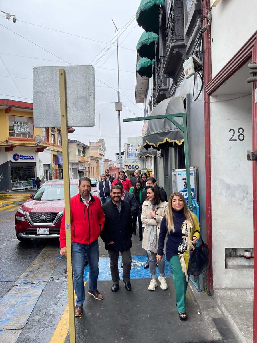 FernandoKuriMX's tweet photo. Previo a la Plenaria de Regidoras y Regidores del #PRI en la entidad, sostuve una reunión con ediles priistas de #Veracruz, intercambiamos ideas coincidiendo en que la cercanía y comunicación con la ciudadanía nos fortalece como oposición responsable y comprometida. https://t.co/YXQc0ficZf